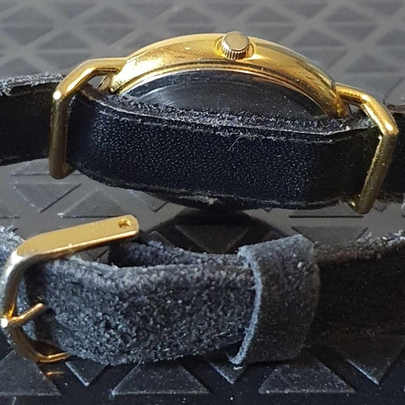 🦋10/$20🦋 Futura Goldtone/White Leather Women's Watch - Picture 3 of 4